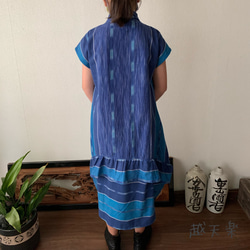 裾切り替えバルーンと裾フリルが前と後ろで表情を変える前開き手織りワンピース　青絣 4枚目の画像