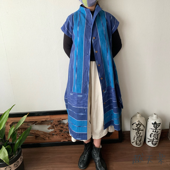 裾切り替えバルーンと裾フリルが前と後ろで表情を変える前開き手織りワンピース　青絣 5枚目の画像