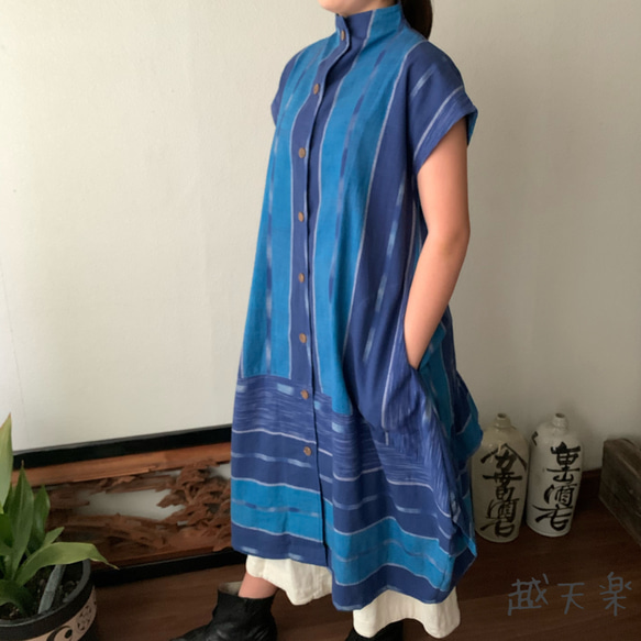 裾切り替えバルーンと裾フリルが前と後ろで表情を変える前開き手織りワンピース　青絣 6枚目の画像