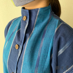 裾切り替えバルーンと裾フリルが前と後ろで表情を変える前開き手織りワンピース　青絣 7枚目の画像