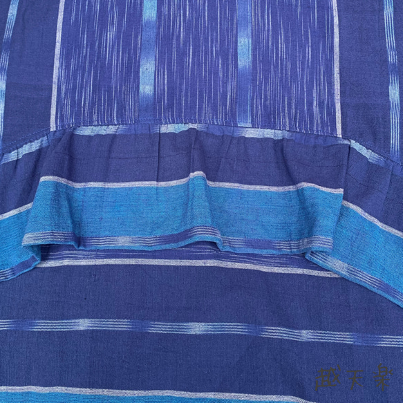 裾切り替えバルーンと裾フリルが前と後ろで表情を変える前開き手織りワンピース　青絣 8枚目の画像