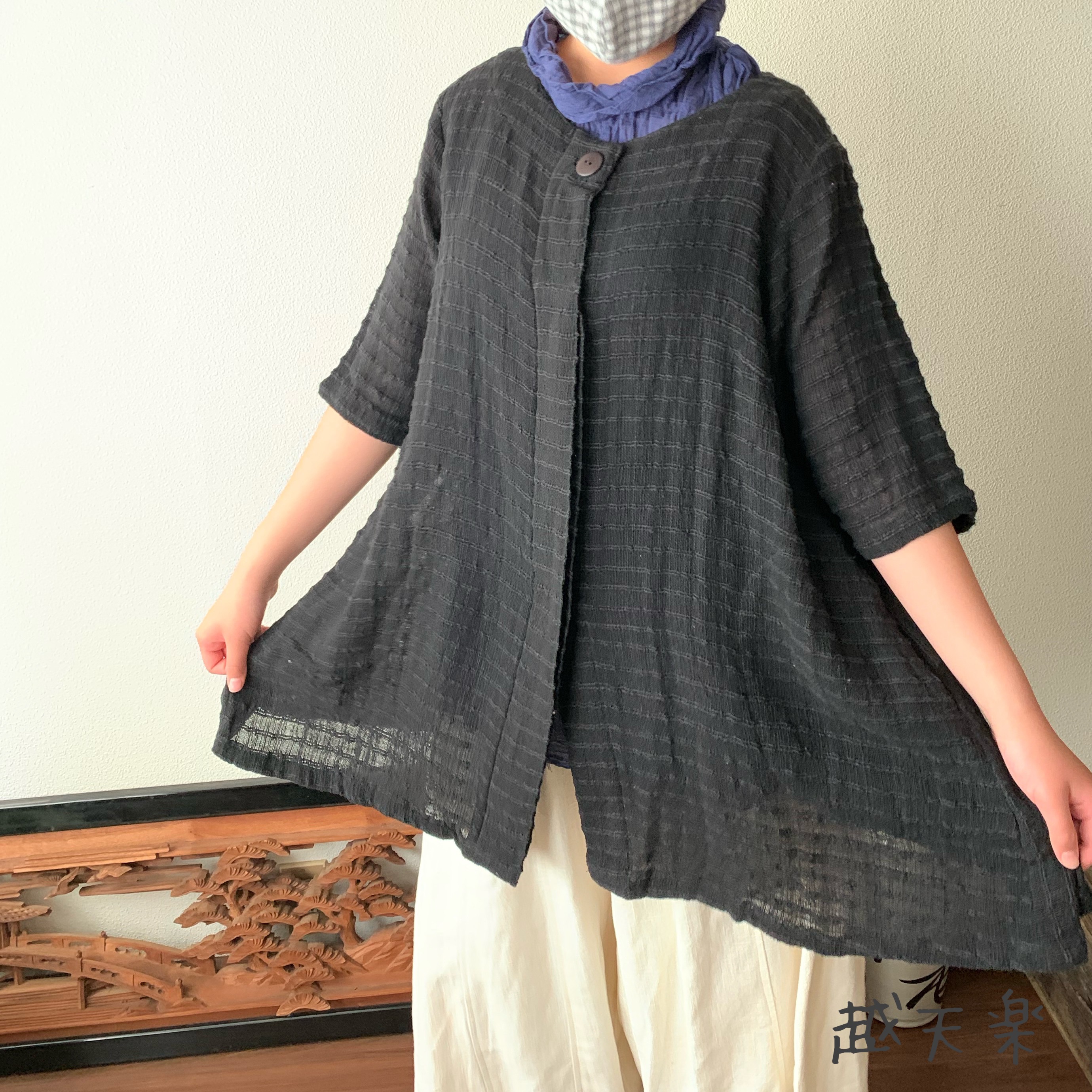 バックサイドティアードが楽しい前開き手織り綿チュニックブラウス　隠しボタンと丸襟ですっきり着こなし　黒無地