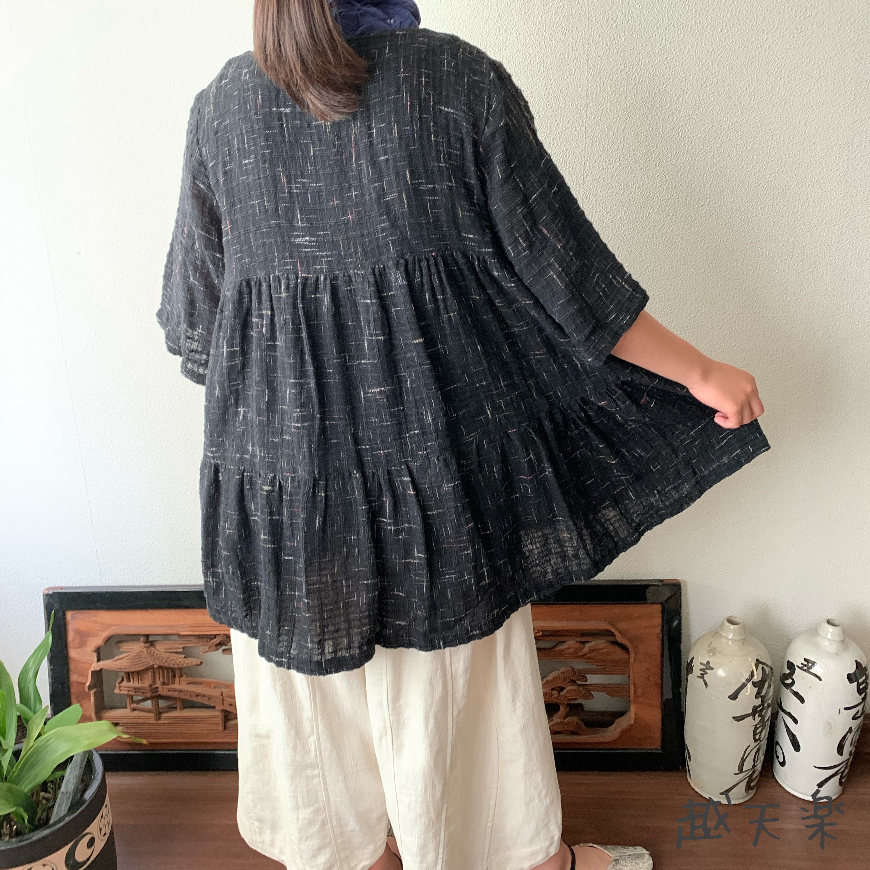 バックサイドティアードが楽しい前開き手織り綿チュニックブラウス　隠しボタンと丸襟ですっきり着こなし　黒絣