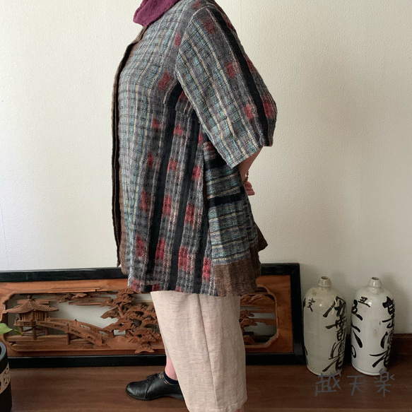 バックサイドティアードが楽しい前開き手織り綿チュニックブラウス　隠しボタンと丸襟ですっきり着こなし　茶グレイ絣 5枚目の画像