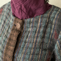 バックサイドティアードが楽しい前開き手織り綿チュニックブラウス　隠しボタンと丸襟ですっきり着こなし　茶グレイ絣 7枚目の画像