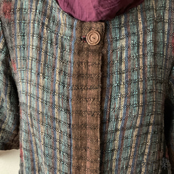 バックサイドティアードが楽しい前開き手織り綿チュニックブラウス　隠しボタンと丸襟ですっきり着こなし　茶グレイ絣 8枚目の画像