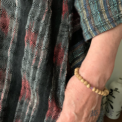 バックサイドティアードが楽しい前開き手織り綿チュニックブラウス　隠しボタンと丸襟ですっきり着こなし　茶グレイ絣 9枚目の画像