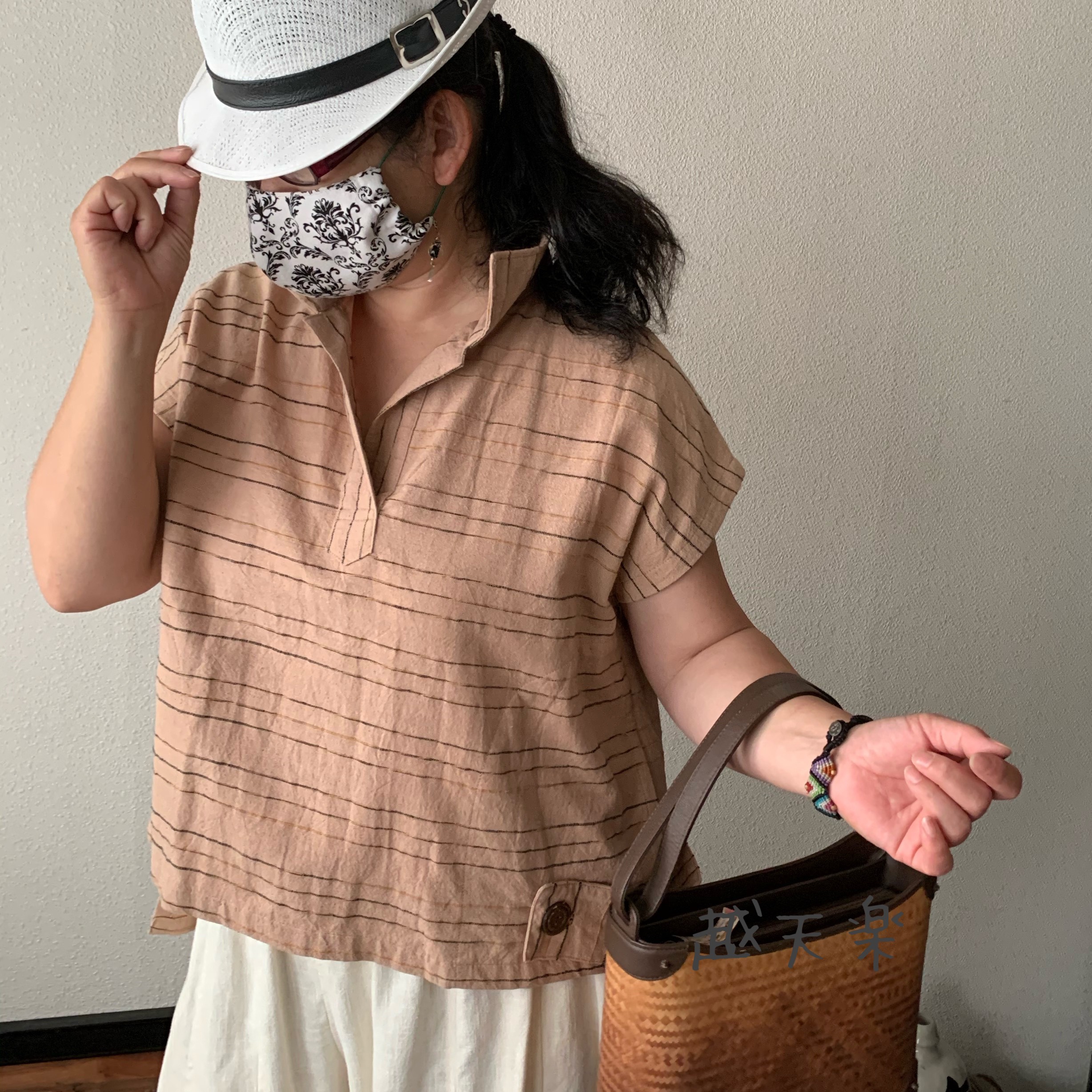 バックテールですっきりみせるハイカラー手織り綿ベストブラウス　後ろ裾のポケットとサイドベルトもアクセントに　青絣