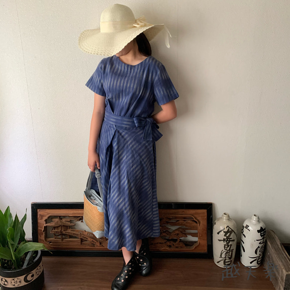ウエストベルトで楽しめるラウンドネック手織り綿ワンピース　スカート部分のバイアスラインでよりエレガントに可愛く　青絣 1枚目の画像