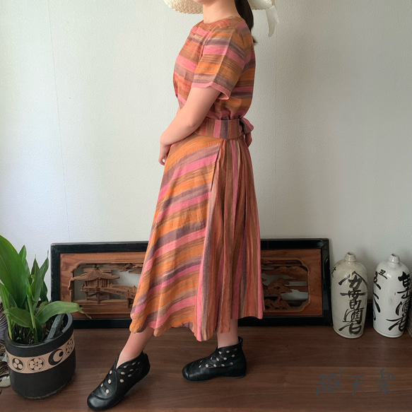 ウエストベルトで楽しめるラウンドネック手織り綿ワンピ　スカート部分のバイアスラインでエレガントに可愛く　ピンクオレンジ絣 3枚目の画像