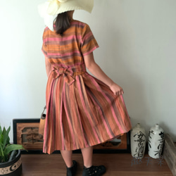 ウエストベルトで楽しめるラウンドネック手織り綿ワンピ　スカート部分のバイアスラインでエレガントに可愛く　ピンクオレンジ絣 5枚目の画像