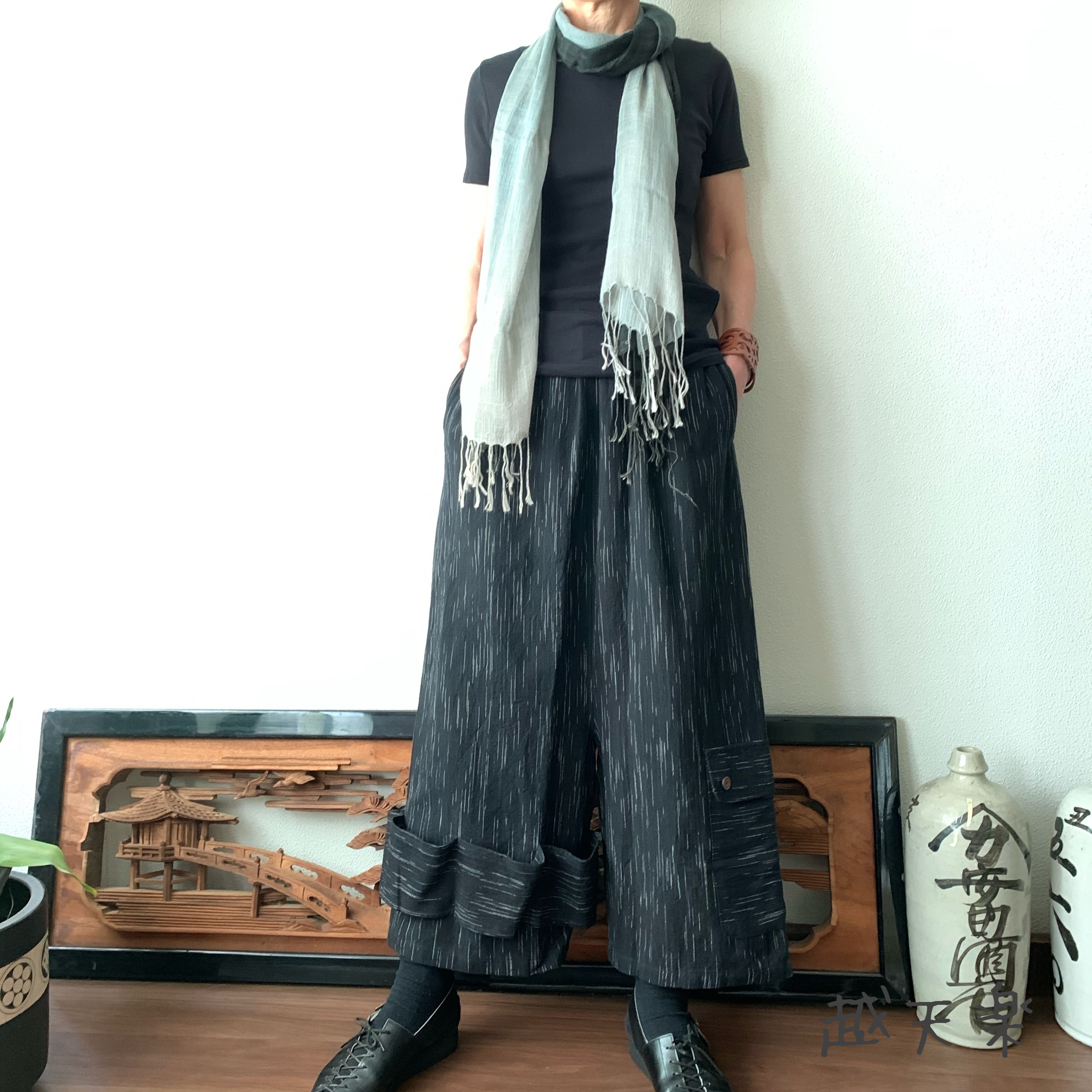 越天楽おしゃれ番長ご用達！変形サルエル手織り綿パンツ　大きく足を広げることはできないけど履くとカッコよさ抜群　黒絣