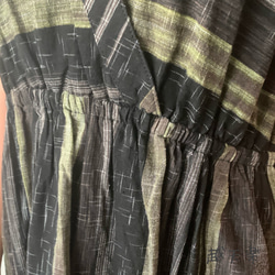 ハイウエスト生地きりかえとＶネックで気軽にエレガントな手織り綿ワンピース　緑絣 8枚目の画像