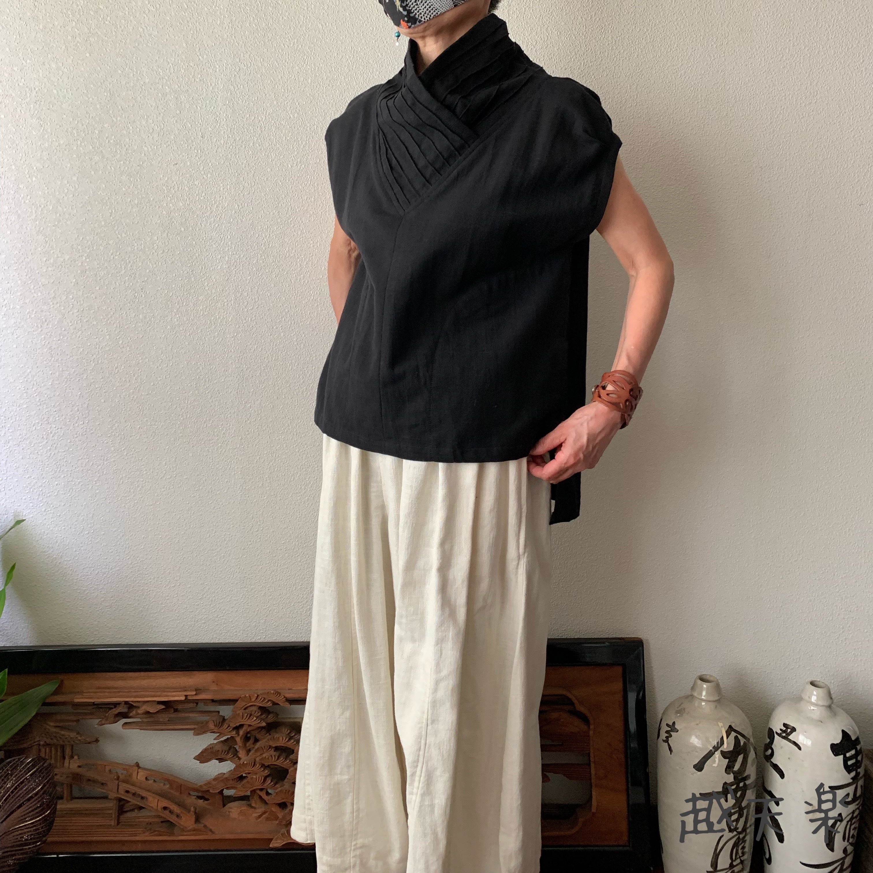 際立つシャープラインのピンタック襟が嬉しい手織り綿ブラウス　パフスリーブとバックテールも　小柄で細身な方向け　黒無地 13,490円