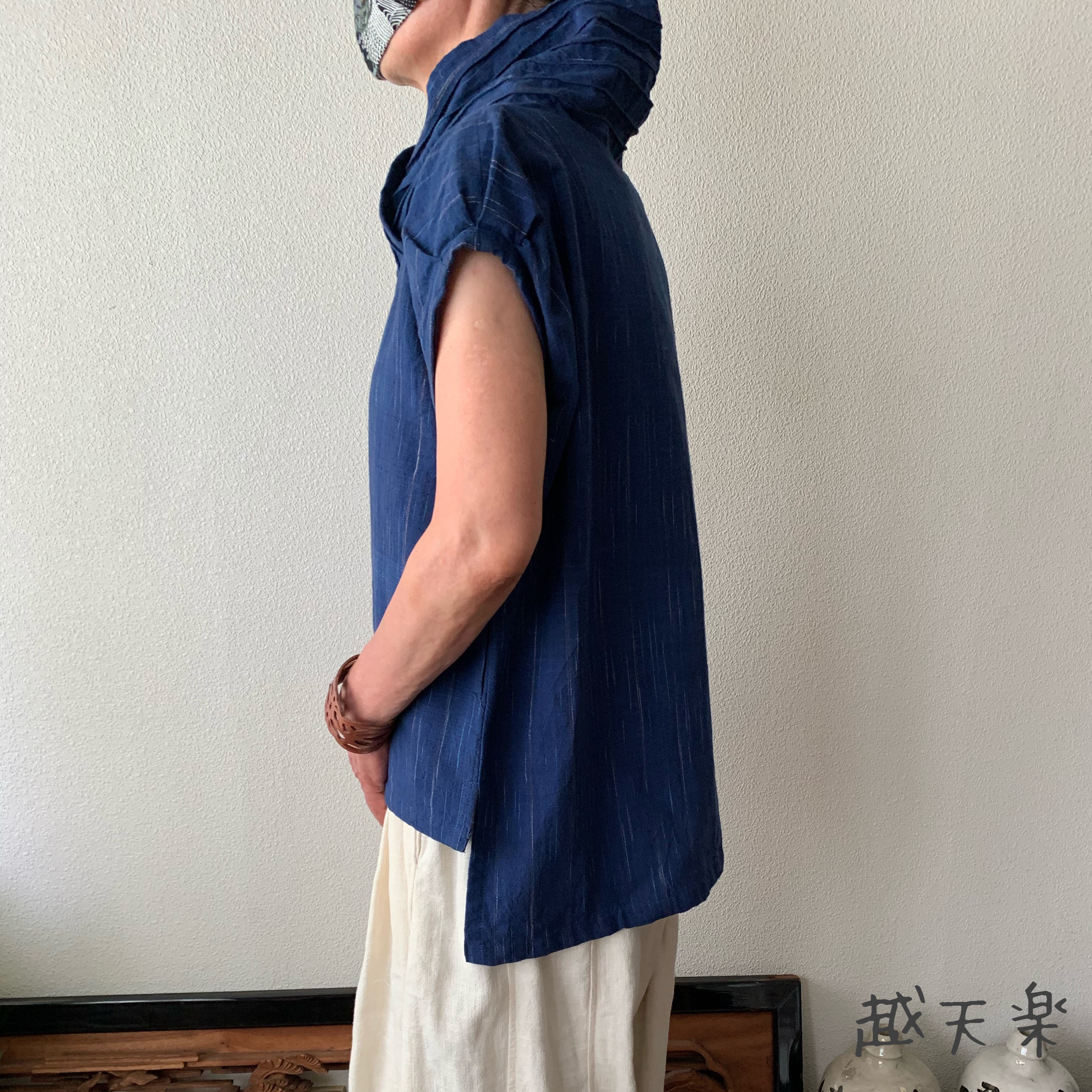 際立つシャープラインのピンタック襟が嬉しい手織り綿ブラウス　パフスリーブとバックテールも　小柄で細身な方向け　紺絣