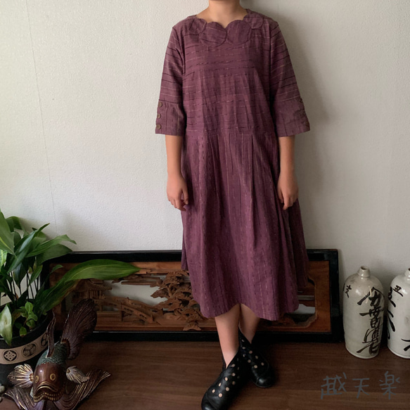 襟もとのドットとウエスト切り替えがキュートな手織り綿ワンピース　赤紫絣 2枚目の画像
