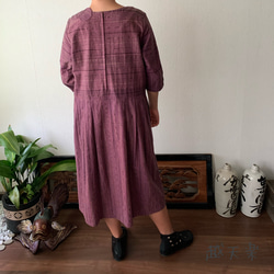 襟もとのドットとウエスト切り替えがキュートな手織り綿ワンピース　赤紫絣 5枚目の画像