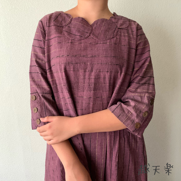 襟もとのドットとウエスト切り替えがキュートな手織り綿ワンピース　赤紫絣 6枚目の画像