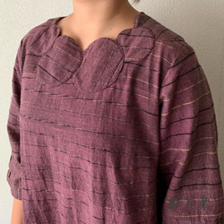 襟もとのドットとウエスト切り替えがキュートな手織り綿ワンピース　赤紫絣 8枚目の画像