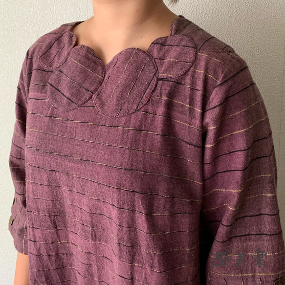 襟もとのドットとウエスト切り替えがキュートな手織り綿ワンピース　赤紫絣 8枚目の画像