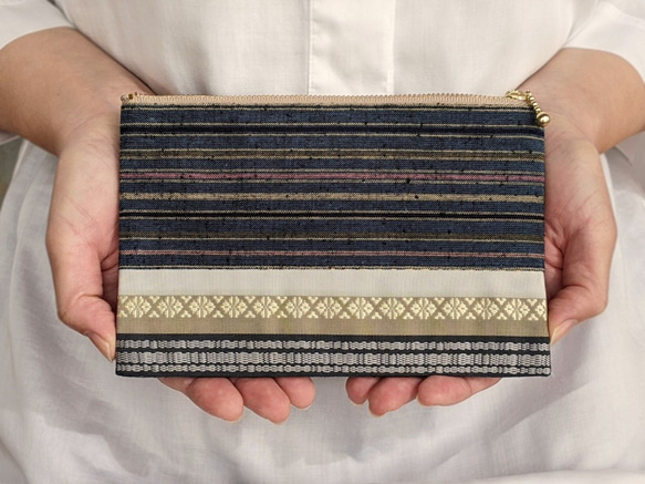 手織り博多織「平袋・ポーチ」シルク100％の手織りの帯地を使った小物入れ 1枚目の画像
