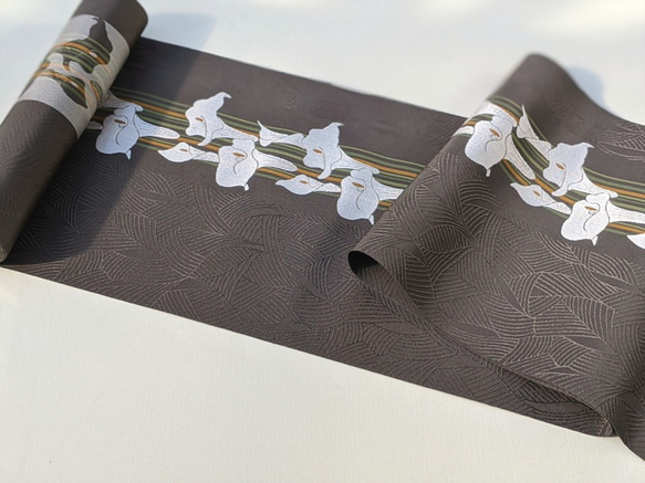 手織り博多織　帯「海芋（かいう）」絹100％の伝統工芸　日常から観劇、ちょっとしたパーティーまで締められる帯 1枚目の画像
