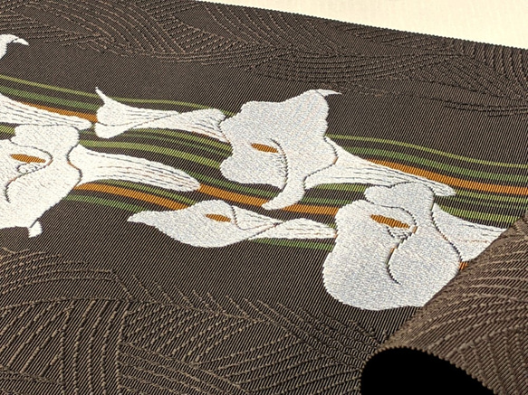 手織り博多織　帯「海芋（かいう）」絹100％の伝統工芸　日常から観劇、ちょっとしたパーティーまで締められる帯 4枚目の画像