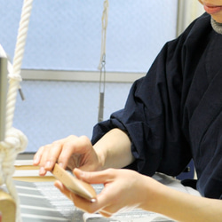 手織り博多織　小巾帯「喜」裏表なしのリバーシブル、絹100％の伝統工芸　気軽に締められる半巾の帯 9枚目の画像