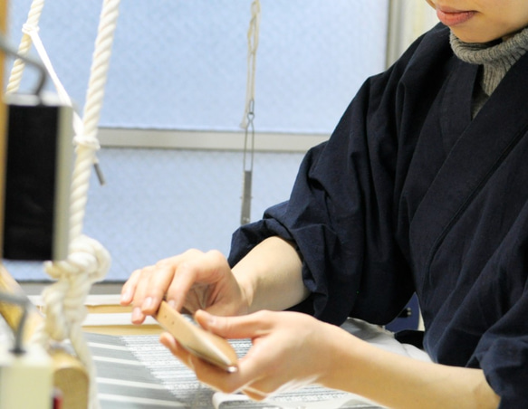 手織り博多織　小巾帯「喜」裏表なしのリバーシブル、絹100％の伝統工芸　気軽に締められる半巾の帯 9枚目の画像