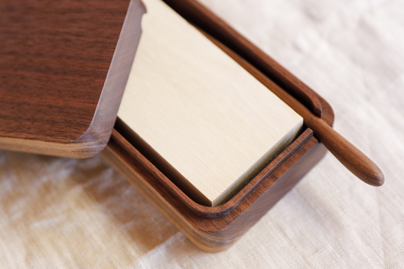 木のバターケース(ウォールナット材・バターナイフ付き) 5枚目の画像