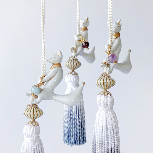 【特集掲載】12ヵ月の誕生石から選べる天然石 お守り提灯狐 きつねの帯飾り / 薄墨グラデーションタッセル 1枚目の画像