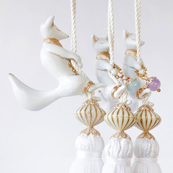 【特集掲載】12ヵ月の誕生石から選べる天然石 お守り提灯狐 きつねの帯飾り / 薄墨グラデーションタッセル 4枚目の画像