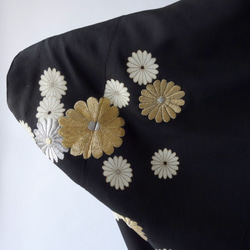 ショールにもなるモモンガKIMONO羽織（菊満開）/共布で作ったシリコンゴム付きクリップブローチとフロントピン付属 3枚目の画像
