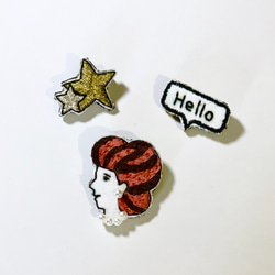 手刺繍ブローチ　hello 1枚目の画像