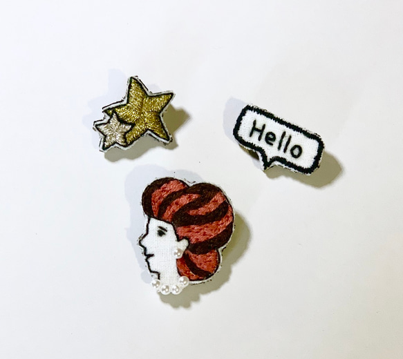 手刺繍ブローチ　hello 1枚目の画像