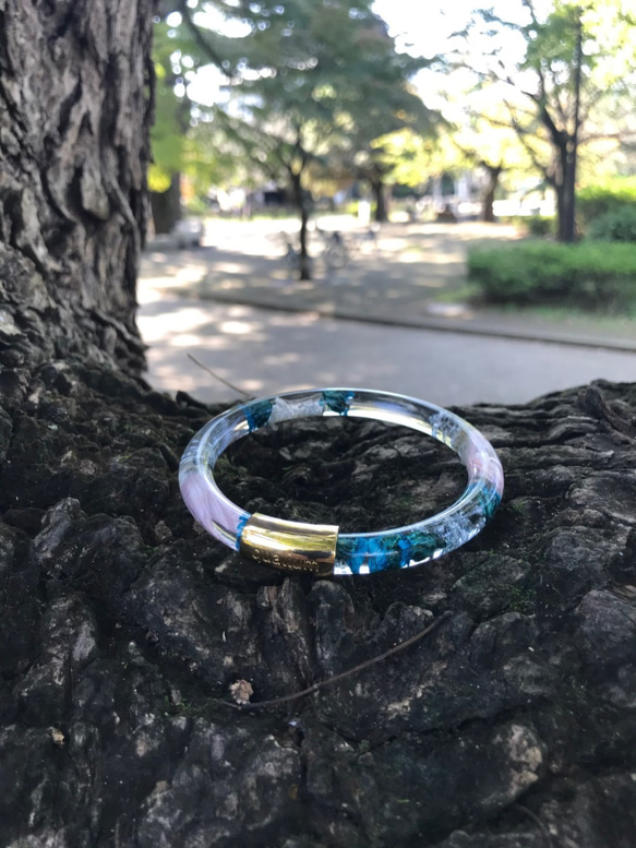 【 qualium 】　アイディールの美　62mm（花 レジン ゴールド が奏でる フラワー バングル ブレスレット） 3枚目の画像