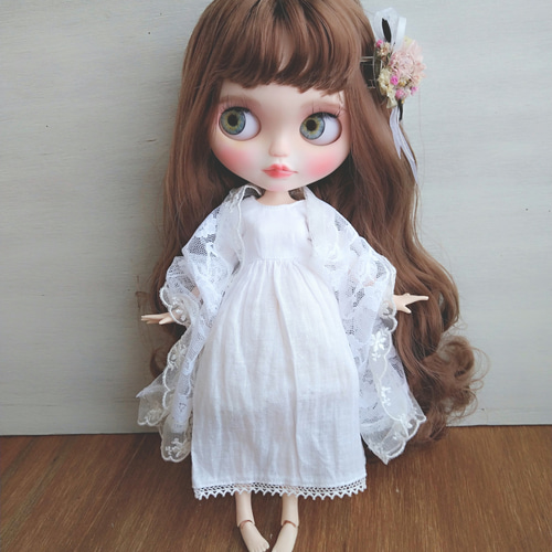 白のガーゼのワンピースとレースのストール※ブライスアウトフィット 白のガーゼのワンピースとレースのストール※ブライスアウトフィット