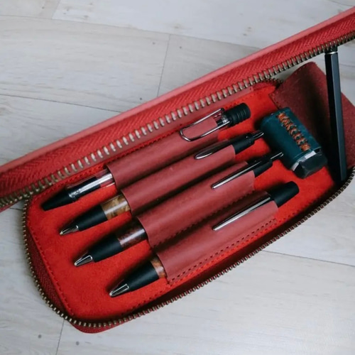 ペンケース ラウンドジップ型 クレイジーホースレザー レッド ペン