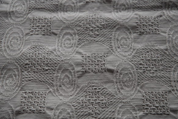 綿100％　遠州織物「太番手スラブ糸　ぐるぐる蜂巣ジャガード　タンブラー加工」グレー 3枚目の画像