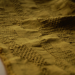 綿100％　遠州織物「太番手スラブ糸　蜂巣キカジャガード　タンブラー加工」黄土 3枚目の画像