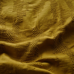 綿100％　遠州織物「太番手スラブ糸　蜂巣キカジャガード　タンブラー加工」黄土 2枚目の画像