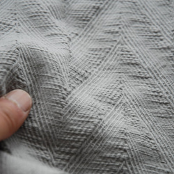 綿100％　遠州織物「太番手スラブ糸　ヘリンボンジャガード　タンブラー加工」グレー 2枚目の画像