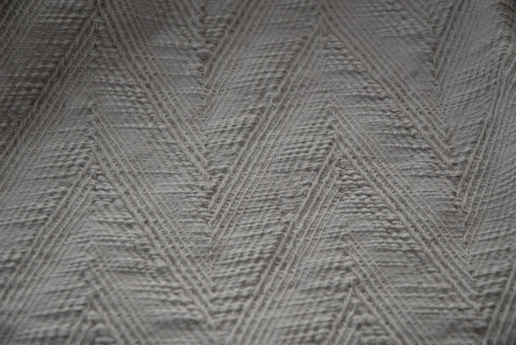 綿100％　遠州織物「太番手スラブ糸　ヘリンボンジャガード　タンブラー加工」グレー 5枚目の画像