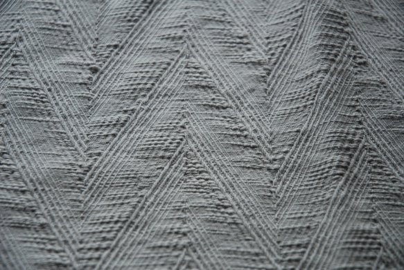 綿100％　遠州織物「太番手スラブ糸　ヘリンボンジャガード　タンブラー加工」グレー 6枚目の画像