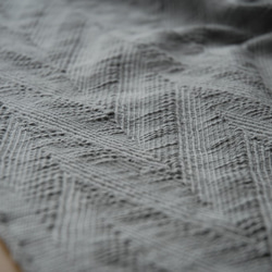 綿100％　遠州織物「太番手スラブ糸　ヘリンボンジャガード　タンブラー加工」グレー 7枚目の画像