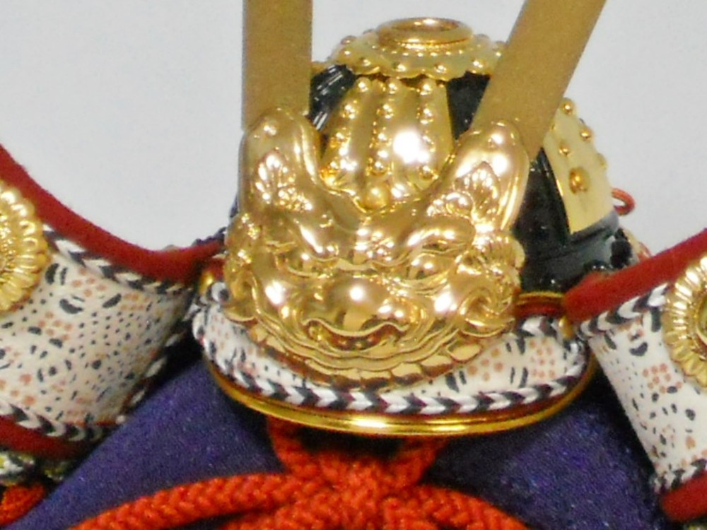 1/5縮尺　桐箱入り赤糸威兜　(兜立て・袱紗付き)