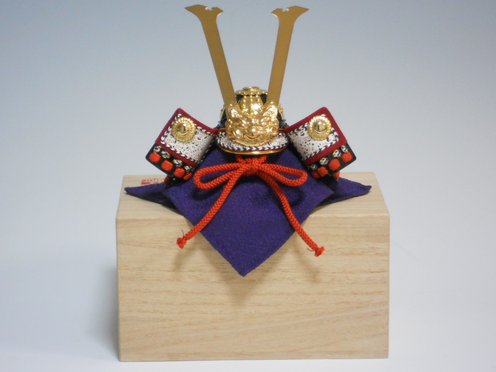 1/5縮尺　桐箱入り赤糸威兜　(兜立て・袱紗付き)