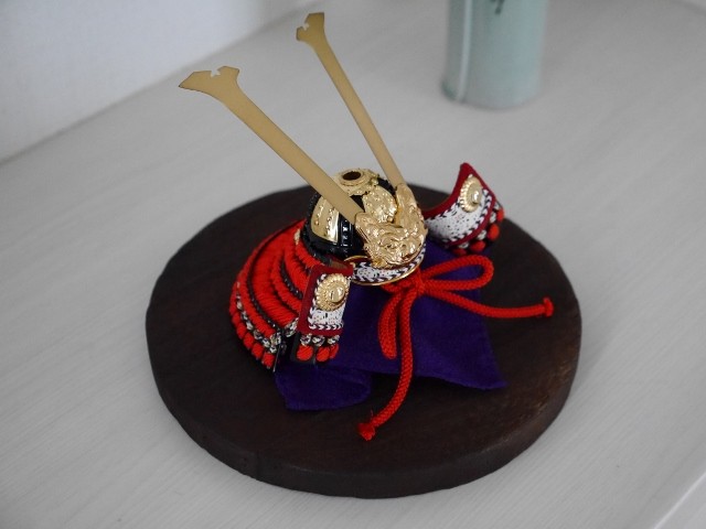 1/5縮尺　桐箱入り赤糸威兜　(兜立て・袱紗付き)