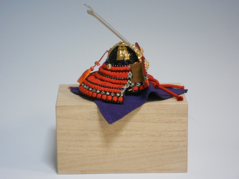 1/5縮尺　桐箱入り赤糸威兜　(兜立て・袱紗付き)