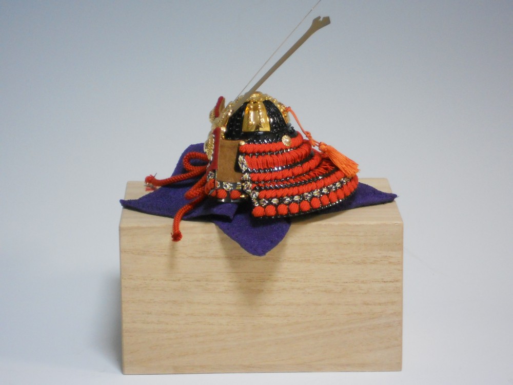 1/5縮尺　桐箱入り赤糸威兜　(兜立て・袱紗付き)